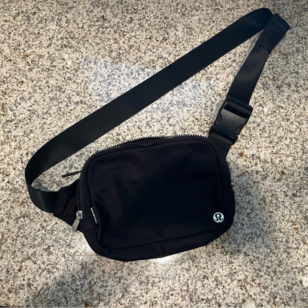Lululemon waist bag black
